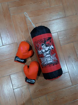 Guantes y saco de boxeo infantil