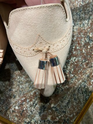 Zapatos rosa palo con detalle de flecos