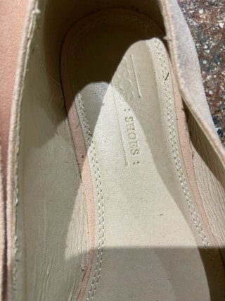 Zapatos rosa palo con detalle de flecos