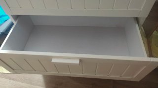 Cómoda de madera blanca