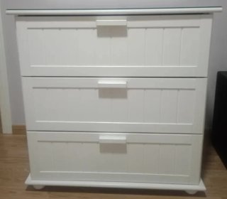 Cómoda de madera blanca