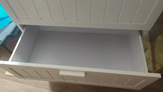 Cómoda de madera blanca