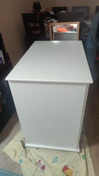 Cómoda de madera blanca