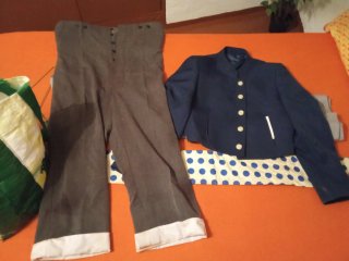 Traje de caballista azul y gris