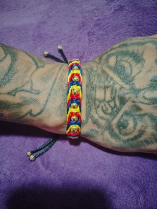 Pulseras tejidas con cuentas doradas
