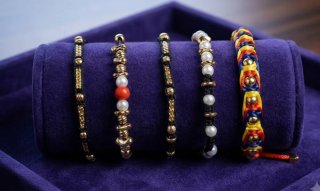 Pulseras tejidas con cuentas doradas