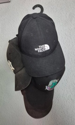 Percha para gorras negra