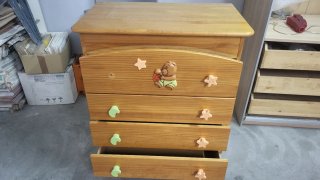 Cómoda infantil de madera con osito