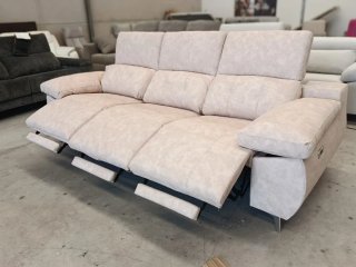 Divano in tessuto beige reclinabile a tre posti