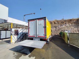 Mercedes-Benz 816 Camión con Rampa Elevadora7500kg