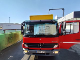 Mercedes-Benz 816 Camión con Rampa Elevadora7500kg