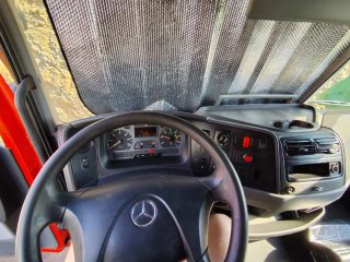 Mercedes-Benz 816 Camión con Rampa Elevadora7500kg