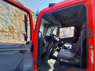 Mercedes-Benz 816 Camión con Rampa Elevadora7500kg