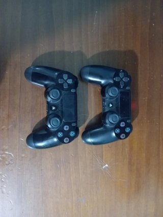 PS4 Negra + 2 Controles y Accesorios
