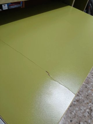 Escritorio verde con estanterías