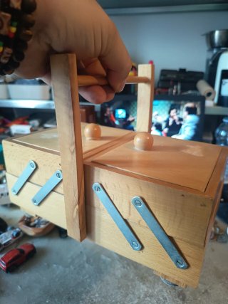 Scatola portaoggetti in legno con manico
