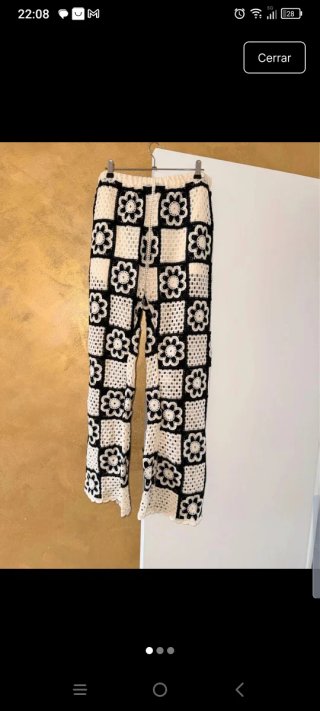 Crochet : Pantalones de flores beige y negro.