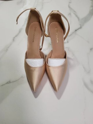 Zapatos de raso dorados para ceremonia nuevos