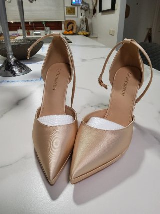 Zapatos de raso dorados para ceremonia nuevos