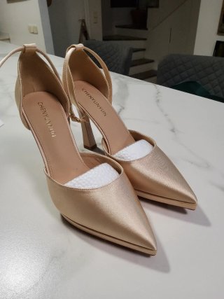 Zapatos de raso dorados para ceremonia nuevos