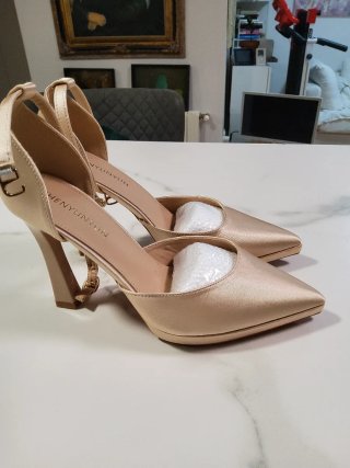 Zapatos de raso dorados para ceremonia nuevos