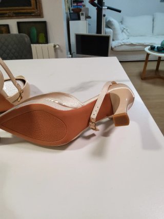 Zapatos de raso dorados para ceremonia nuevos