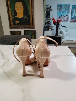 Zapatos de raso dorados para ceremonia nuevos