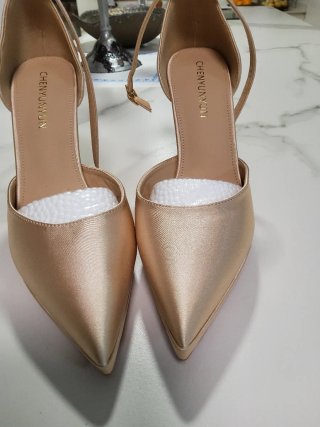 Zapatos de raso dorados para ceremonia nuevos