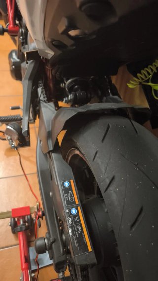 Kawasaki Z650 A2 2022 Roja, Blanca y Negra
