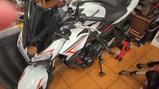 Kawasaki Z650 A2 2022 Roja, Blanca y Negra