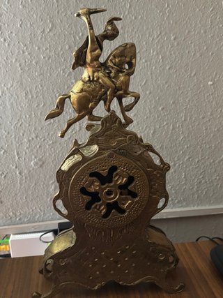 Reloj de mesa de bronce con jinete
