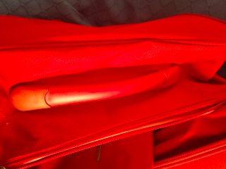 Juego de maleta y bolsos rojos