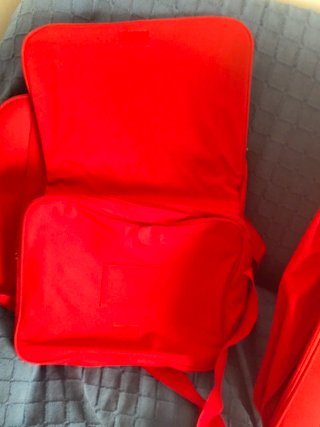 Juego de maleta y bolsos rojos