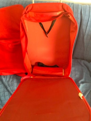 Juego de maleta y bolsos rojos