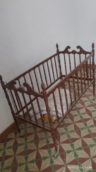 Cuna antigua de madera