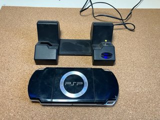 PSP Slim + scatola + base + schede + cavi per TV