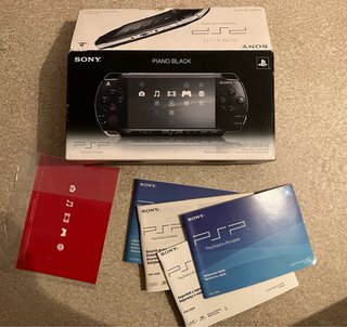 PSP Slim + scatola + base + schede + cavi per TV