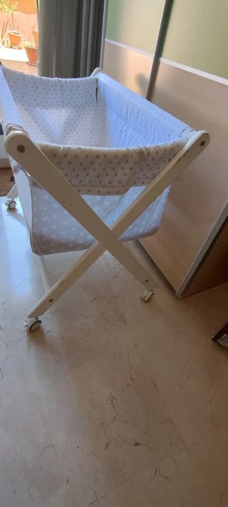 Cuna de bebé con juego de sábanas.