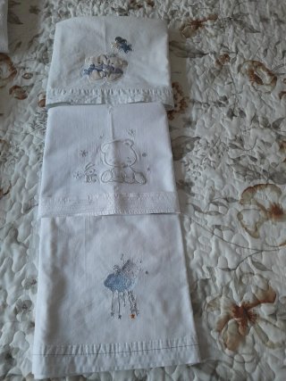 Cuna de bebé con juego de sábanas.
