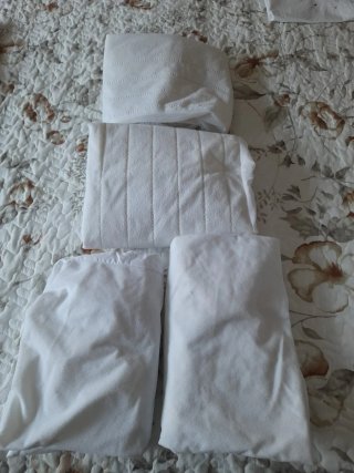 Cuna de bebé con juego de sábanas.