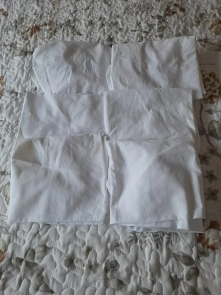 Cuna de bebé con juego de sábanas.
