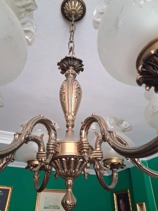 Mesa comedor vintage,sillas,lampara y mueble salón