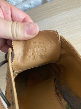 Zapatos de vestir marrones y beige