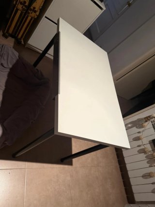 Mesa blanca y negra