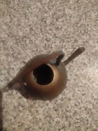Tetera miniatura de bronce