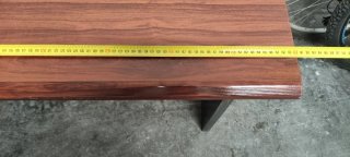 Escritorio con cajonera de madera.