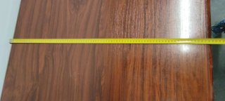 Escritorio con cajonera de madera.
