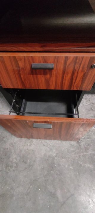 Escritorio con cajonera de madera.