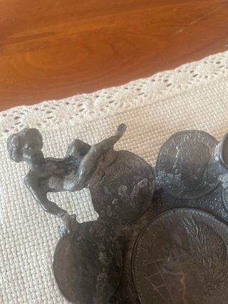 Posacenere vintage decorato con figure, in peltro