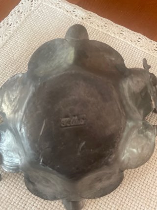 Posacenere vintage decorato con figure, in peltro